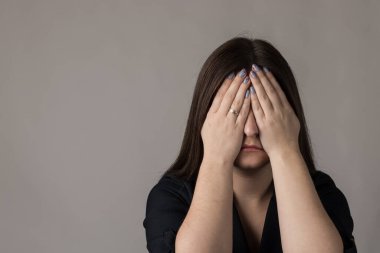 Kadın ve endişeler. Mavili kadın baş ağrısı çekiyor. Hastalık ve hastalık konsepti. Baş ağrısı.