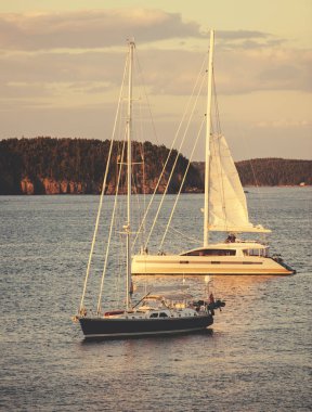 Bir liman alacakaranlıkta iki Yatlar