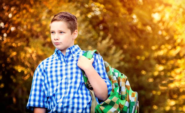 Ung Pojke Väg Till Skolan — Stockfoto