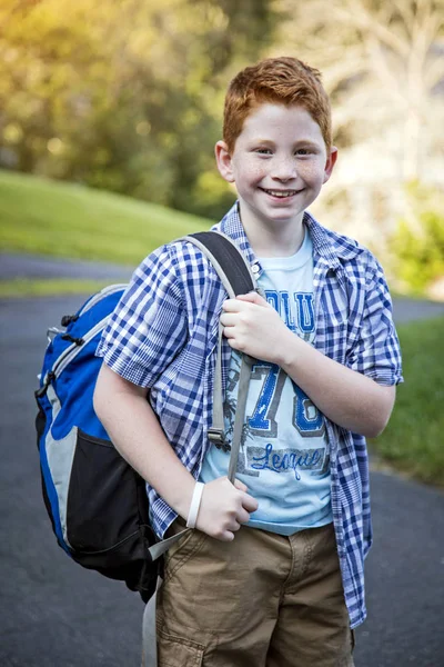 Junge Auf Dem Weg Zur Schule — Stockfoto