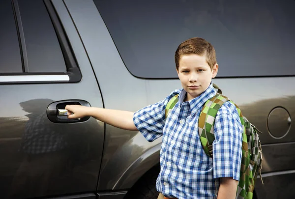 Młody Uczeń Dostania Się Samochodu — Zdjęcie stockowe