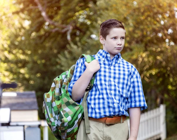 Junge Mit Rucksack Auf Schulweg — Stockfoto