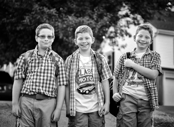 Drie Jongens Lopen Naar Bushalte Van Ochtend — Stockfoto