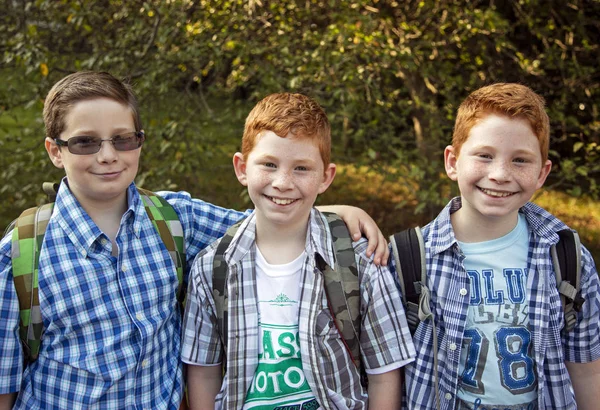Tres Chicos Esperando Autobús Escolar —  Fotos de Stock