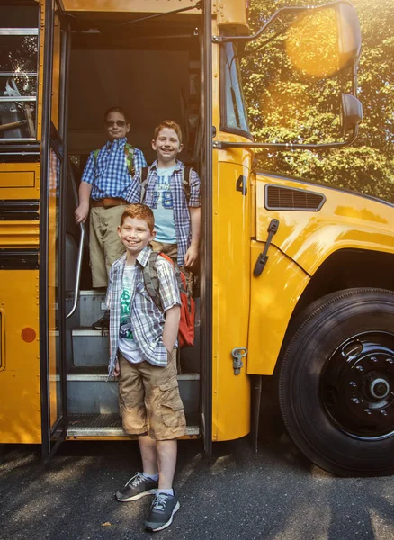 Skupina Chlapců Kteří Dostává Školní Autobus — Stock fotografie