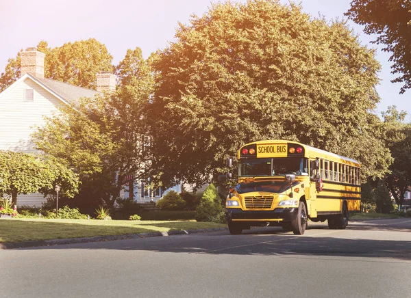 Schulbus Fährt Durch Einen Vorort — Stockfoto