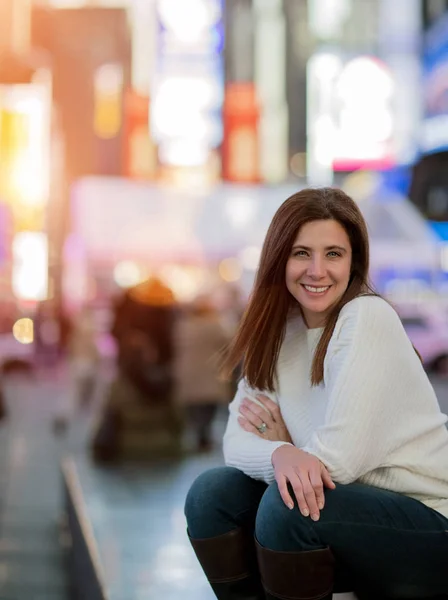Женщина Сидящая Таймс Сквер Нью Йорке — стоковое фото