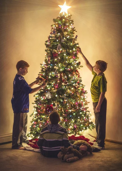 Jungen Schmücken Einen Weihnachtsbaum Vintage Stil — Stockfoto