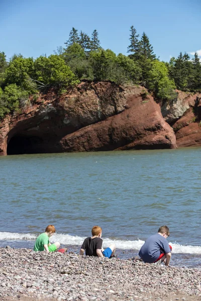 Boys Playing Shoreline Bay Fundy Seacaves New Brunswick Canada — Stock Photo, Image