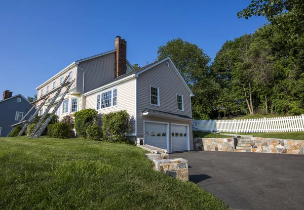 Maison Style Colonial Peinte Par Une Journée Ensoleillée — Photo