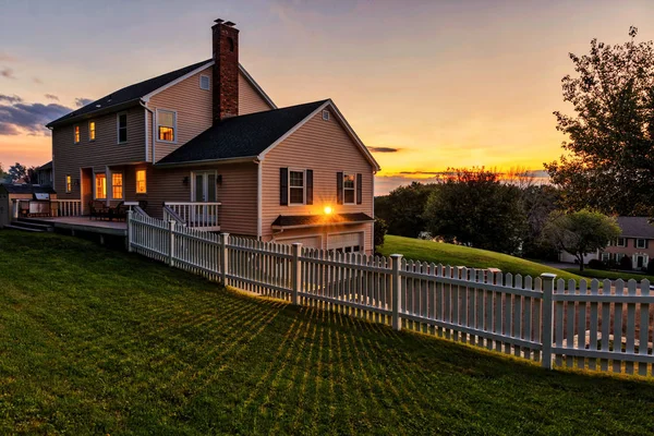 Vackra Koloniala American House Vid Solnedgången — Stockfoto