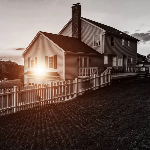 Prachtige Koloniale Amerikaanse Huis Bij Zonsondergang — Stockfoto