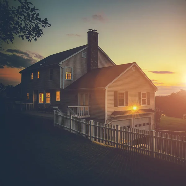 Prachtige Koloniale Stijl Huis Aan Zonsondergang Kruis Verwerkt Toning — Stockfoto