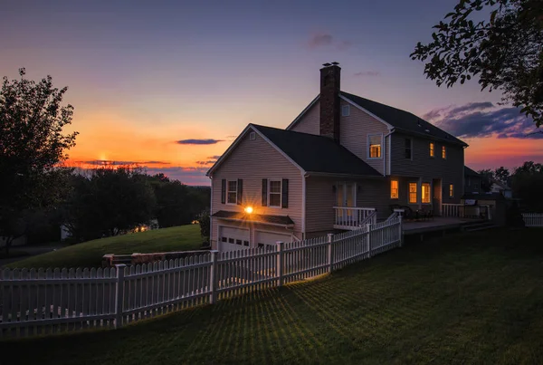 Hermosa Casa Estilo Colonial Atardecer — Foto de Stock