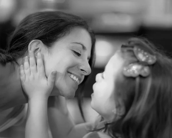 Belle Mère Fille Partagent Moment Tendre Noir Blanc — Photo