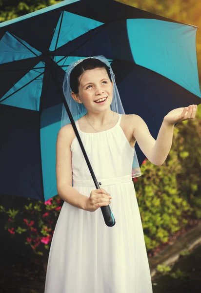 Junges Mädchen Kommunionkleid Unter Einem Regenschirm lizenzfreie Stockfotos