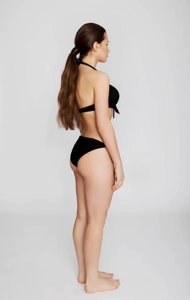 Mooie jonge vrouw in bikini — Stockfoto