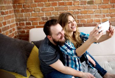 Mutlu çift selfie çekiyor..