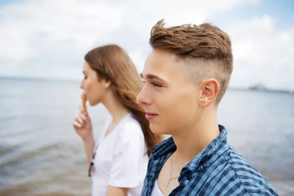 Adolescente coppia al mare — Foto Stock