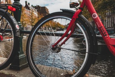 Amsterdam eski şehirde bisiklet