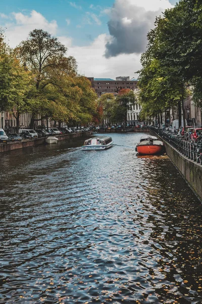 Vodní kanál v Amsterdamu — Stock fotografie