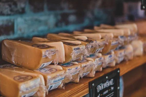 Сыр гауда в магазине — стоковое фото