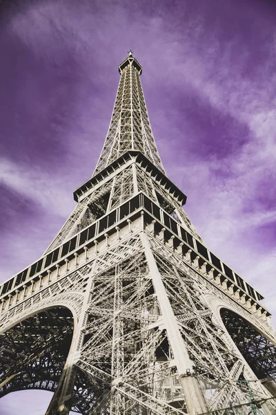 Эйфелева башня на фиолетовом небе — стоковое фото
