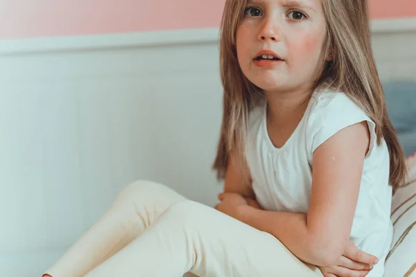 Menina criança com dor de bally — Fotografia de Stock