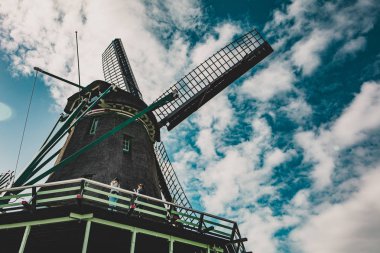 Üzerinde mavi bulutlu gökyüzü yel değirmeni