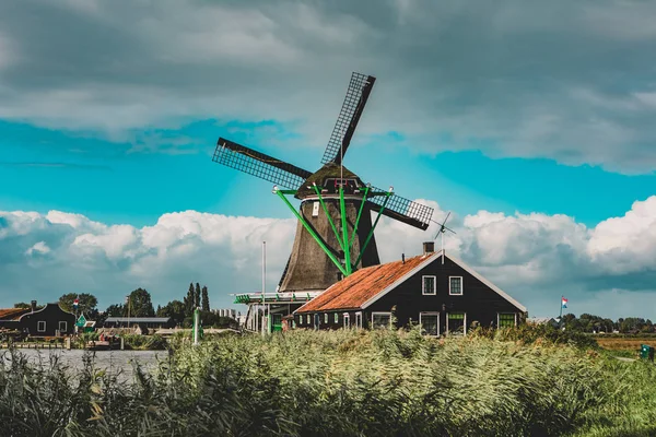 Landschaft mit Windmühle lizenzfreie Stockfotos