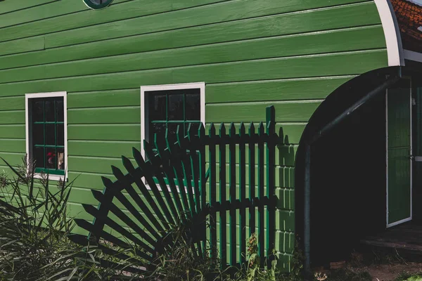 Зеленое здание Дача — стоковое фото