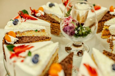 çok lezzetli tatlı farklı dilim kek çikolata fındık çilek ve farklı krema ile