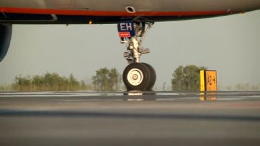 Yolcu uçağı piste taşıma