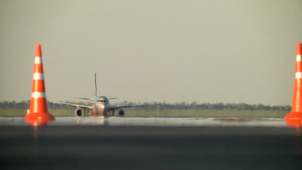 Passagierflugzeug bewegt sich auf Landebahn — Stockvideo