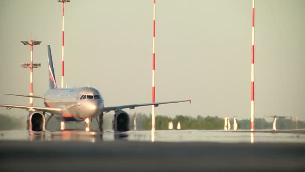 Passagierflugzeug bewegt sich auf Landebahn — Stockvideo