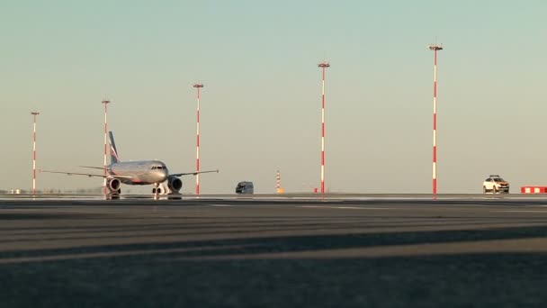 Aviones de pasajeros en movimiento en la pista — Vídeo de stock