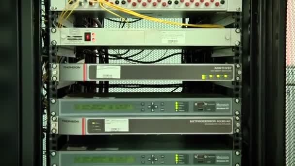 Funcionamiento de equipos para la transmisión de señales de televisión digital — Vídeos de Stock