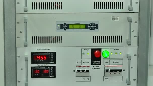 Funcionamiento de equipos para la transmisión de señales de televisión digital — Vídeo de stock