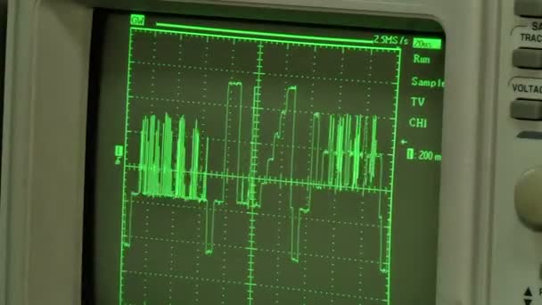 Funcionamiento de equipos para la transmisión de señales de televisión digital — Vídeo de stock