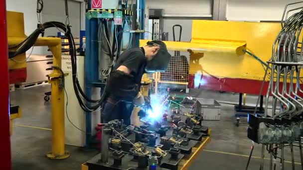 汽车生产零部件的焊接 — 图库视频影像