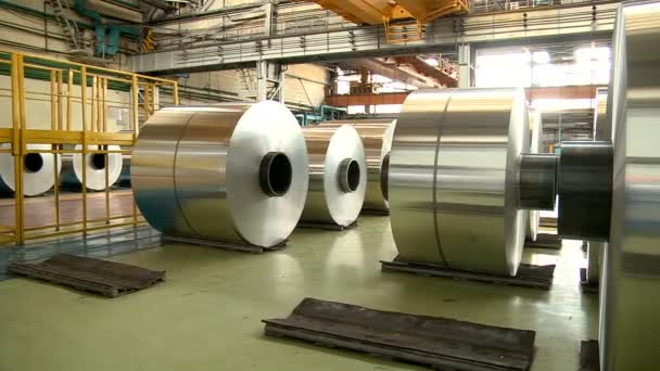 Gran rollo de acero inoxidable en el piso de la fábrica — Vídeo de stock