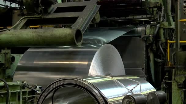 Grande rolo de aço inoxidável no chão da fábrica — Vídeo de Stock