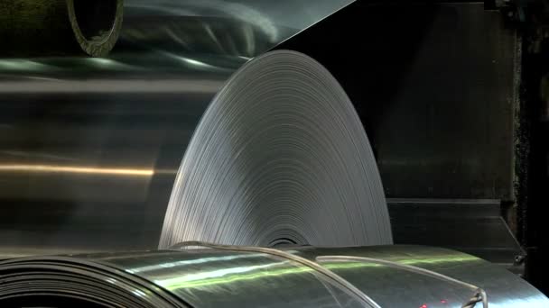 Stor rulle av rostfritt stål i fabriksgolvet — Stockvideo