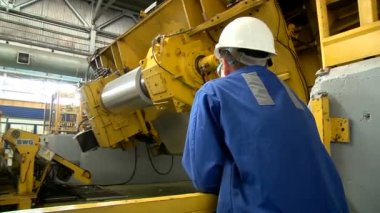 Çalışan makine çalışırken metal çalışmalarını denetler