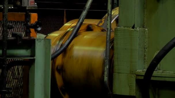 Ejes giratorios de la máquina laminadora de metal — Vídeo de stock
