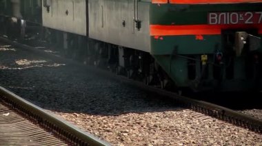 Bir yük treni istasyonu platform çalışır