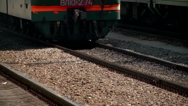 Грузовой поезд проходит по платформе вокзала — стоковое видео