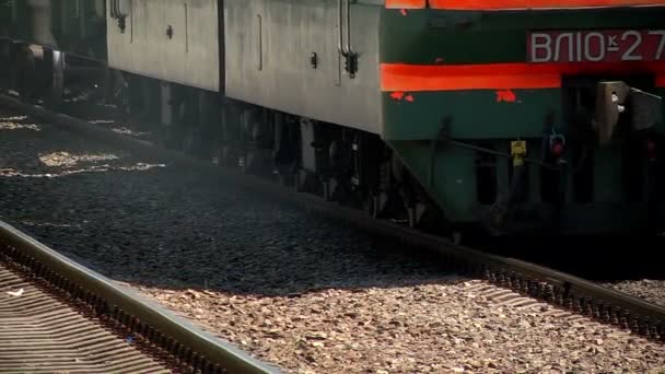 Een goederentrein loopt langs het platform van het station — Stockvideo