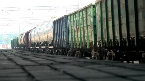 貨物列車はゆっくりと駅のプラットホームに沿って走る — ストック動画