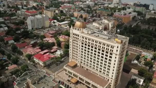 Létají kolem krásné vysoké budovy ve městě — Stock video
